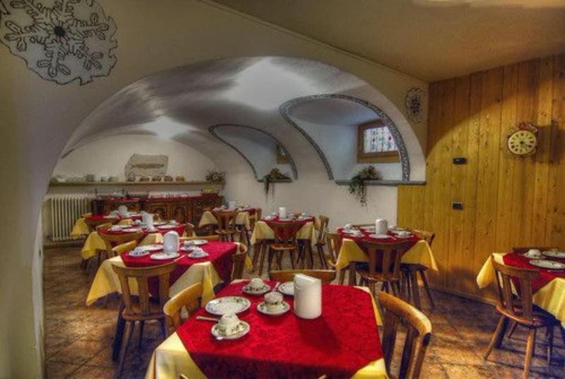 Meuble Garni Della Contea Hotel Бормио Екстериор снимка